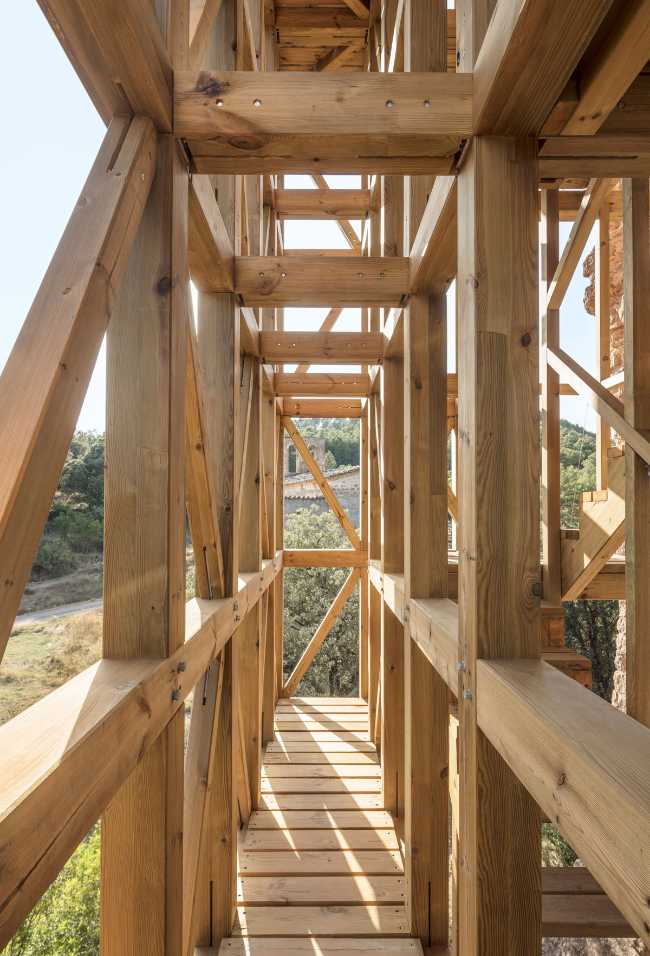 Tour en bois soutenant un vestige médiéval. Point de vue panoramique pour les visiteurs
