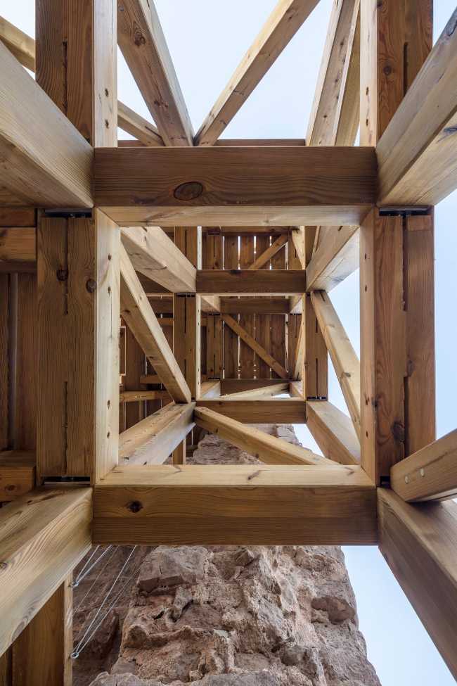 Tour en bois soutenant un vestige médiéval. Point de vue panoramique pour les visiteurs