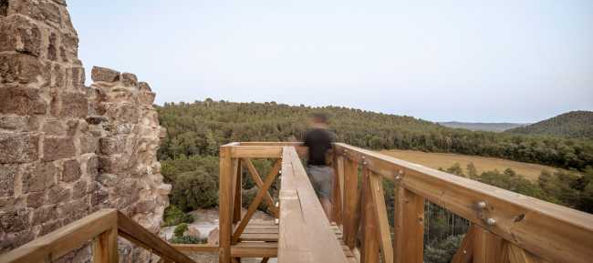 Tour en bois soutenant un vestige médiéval. Point de vue panoramique pour les visiteurs