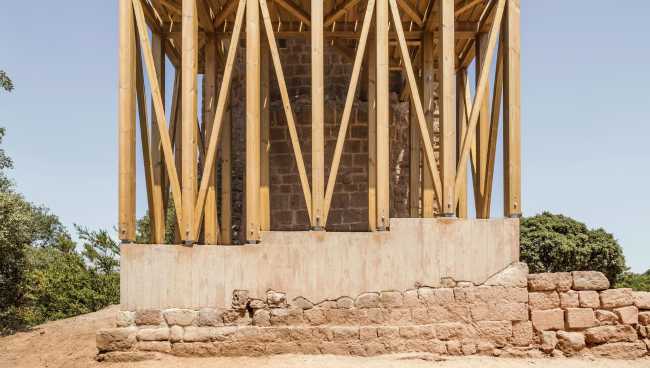 Tour en bois soutenant un vestige médiéval. Point de vue panoramique pour les visiteurs