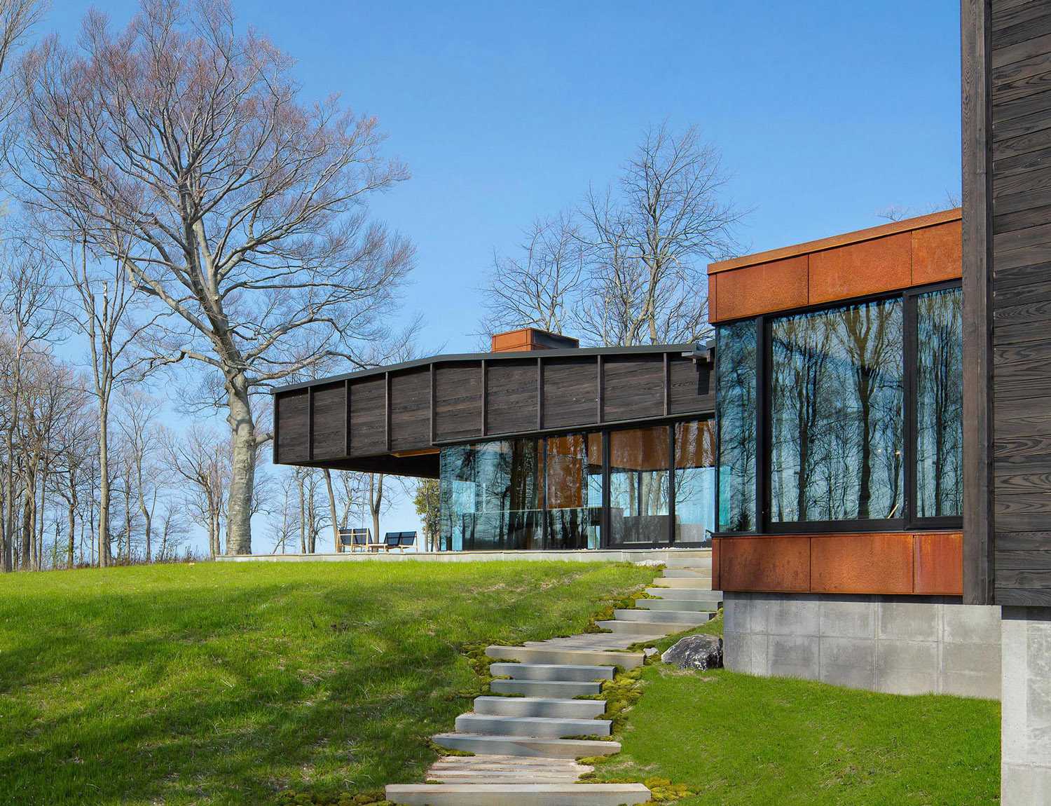 Références vernaculaires et façade en bois carbonisé. Maison sur le lac Michigan