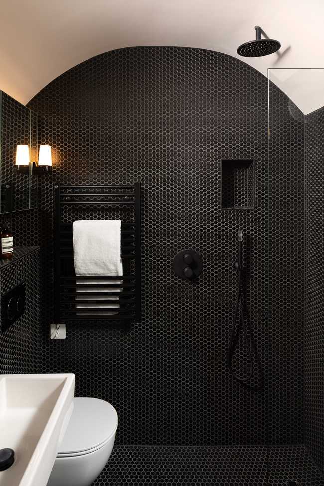 bagno volte e finiture nere