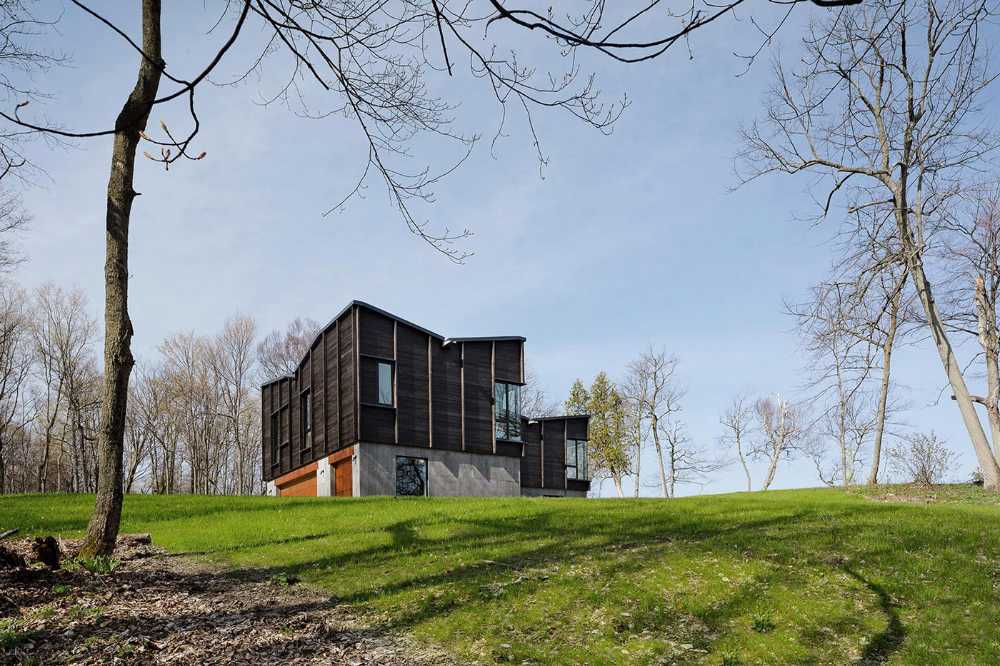 Innovative house on Lake Michigan: fusion of style and nature.