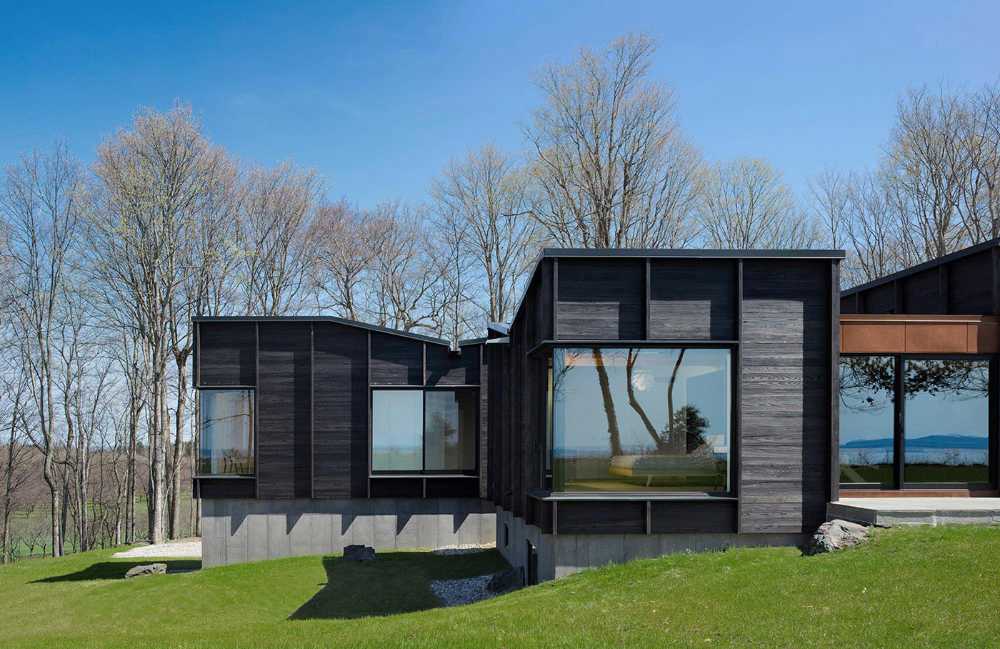 Innovative house on Lake Michigan: fusion of style and nature.