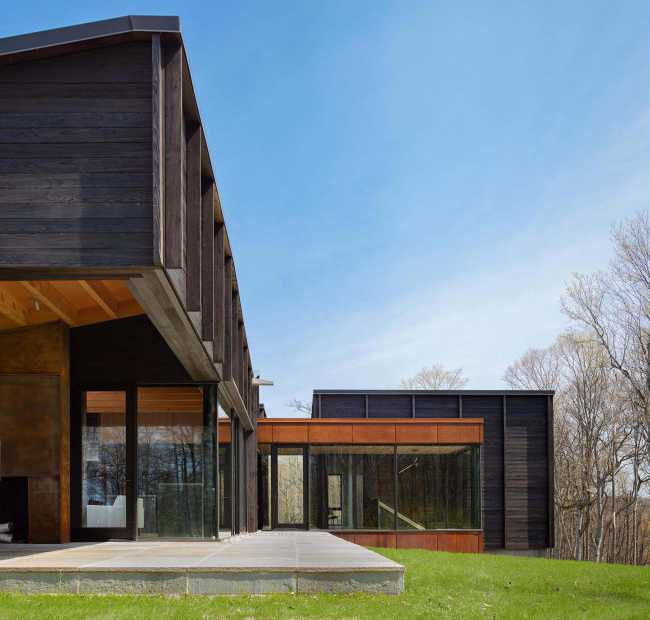 Innovative house on Lake Michigan: fusion of style and nature.