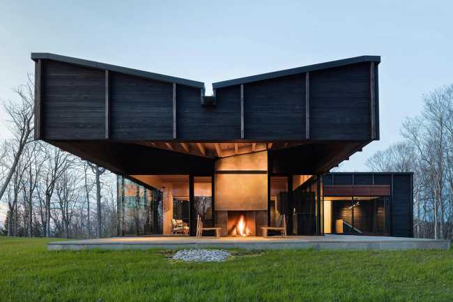 Innovative house on Lake Michigan: fusion of style and nature.