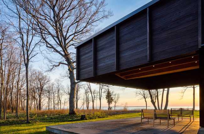 Innovative house on Lake Michigan: fusion of style and nature.