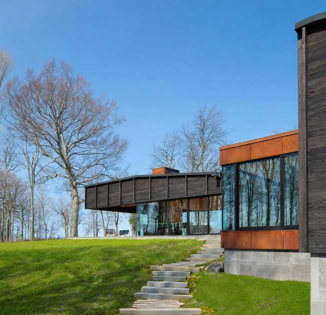 Innovative house on Lake Michigan: fusion of style and nature.