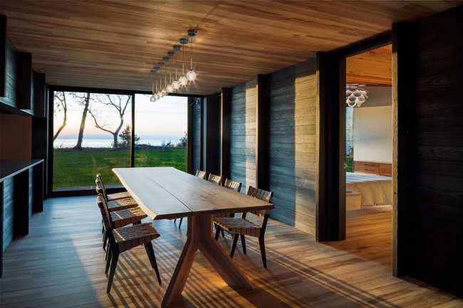 Innovative house on Lake Michigan: fusion of style and nature.