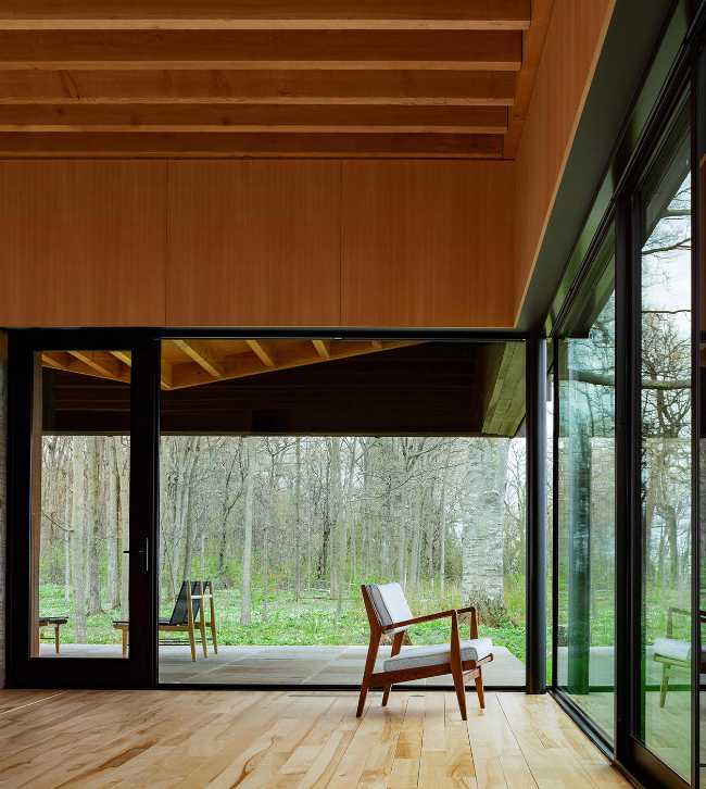 Innovative house on Lake Michigan: fusion of style and nature.
