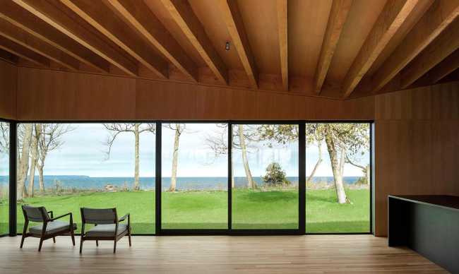 Innovative house on Lake Michigan: fusion of style and nature.