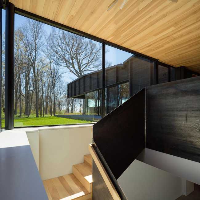 Innovative house on Lake Michigan: fusion of style and nature.