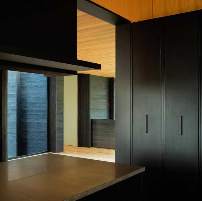 Innovative house on Lake Michigan: fusion of style and nature.