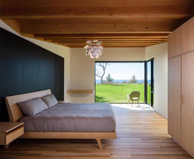 Innovative house on Lake Michigan: fusion of style and nature.
