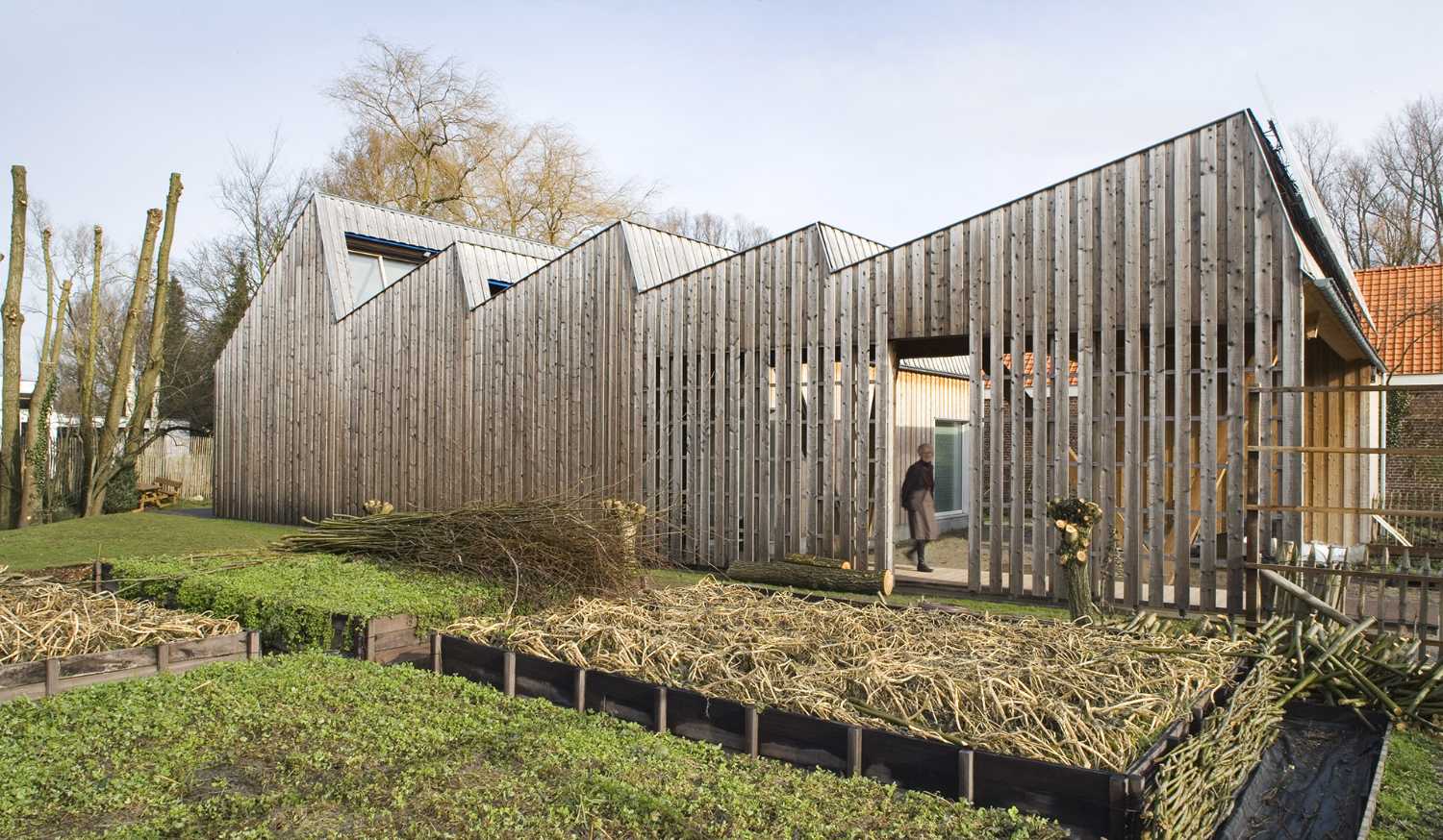 Vivienda de madera con techo de diente de sierra