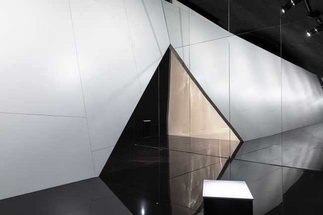 instalación pabellón stand diseño superficies interiores blanco y negro