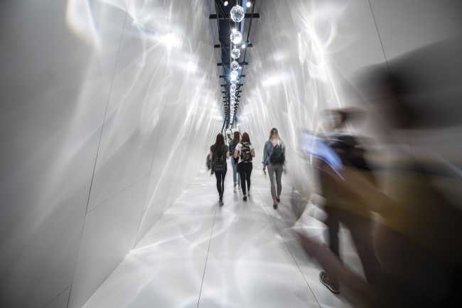 pabellón instalación stand diseño superficies interiores corredor luces led