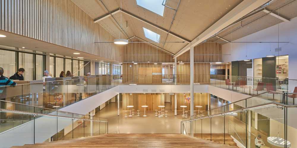 Scuola in legno con tetto industriale