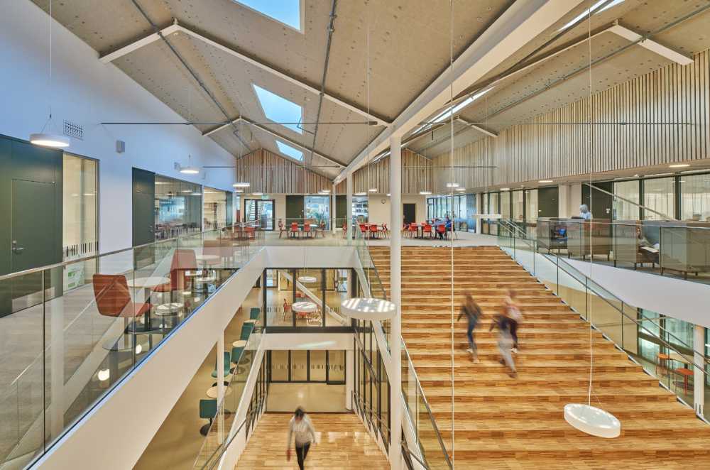 Scuola in legno con tetto industriale