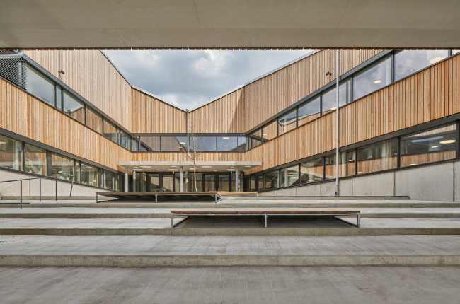 Escuela de madera corte interior