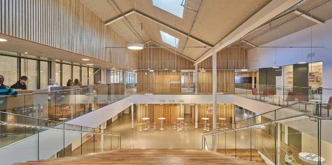 Interior de la escuela de madera