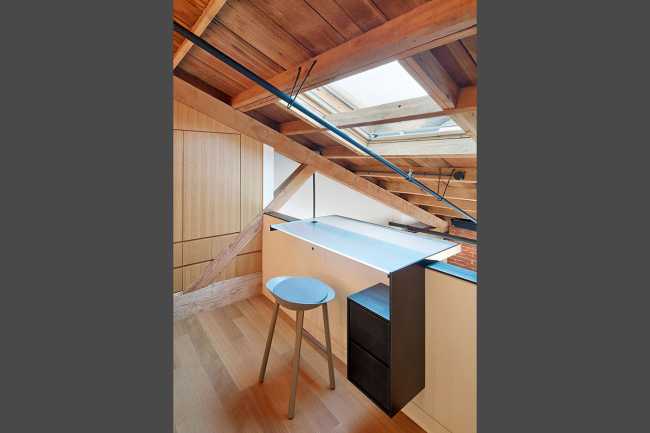 Camera da letto attic in legno e lucernario