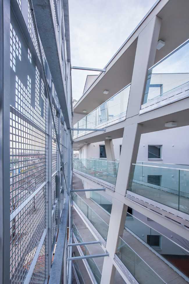 Residential complex with vertical connections