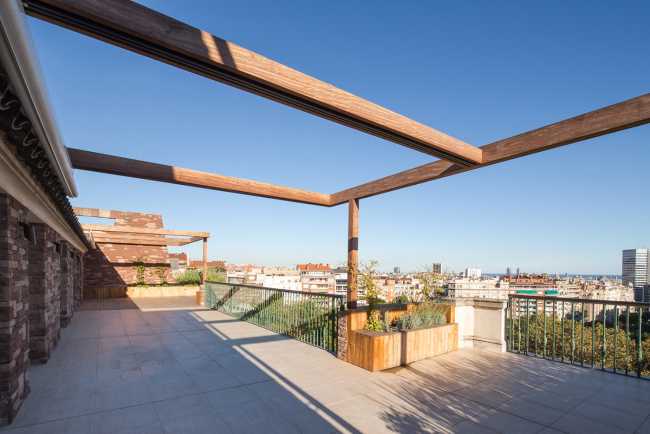 Terrazza con struttura in legno minimal a copertura