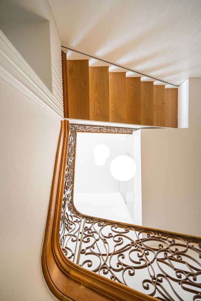 Scala in legno con balaustra in ghisa