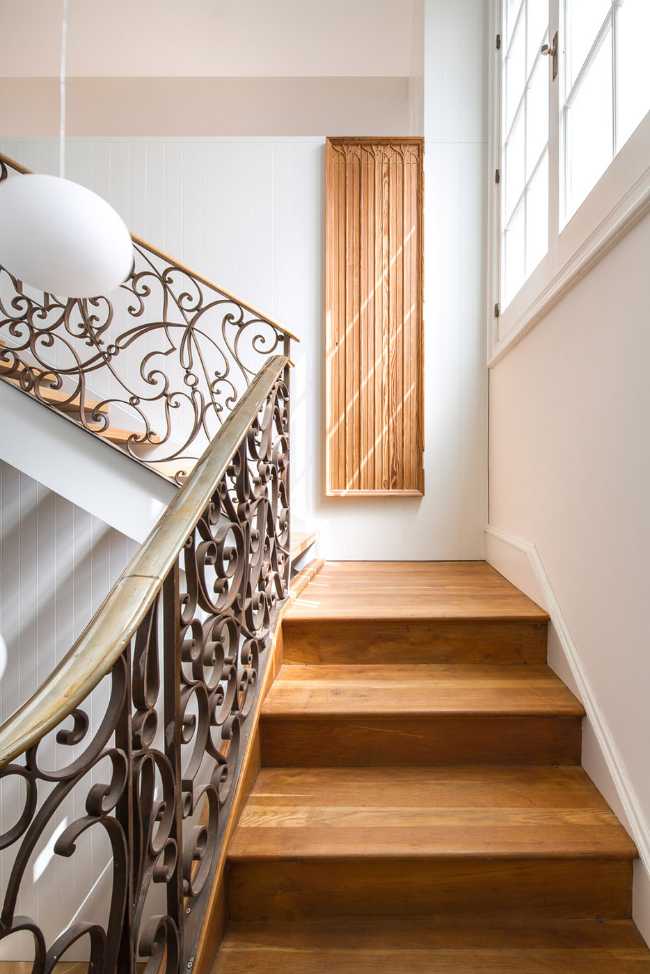 Scala in legno con balaustra in ghisa