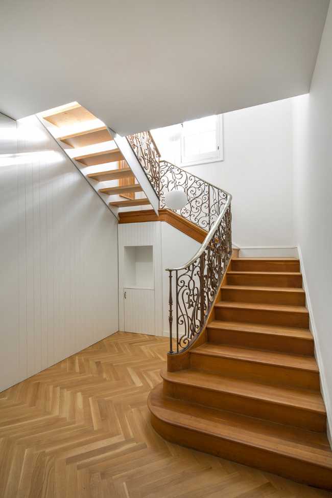 Scala in legno e balaustra in ghisa