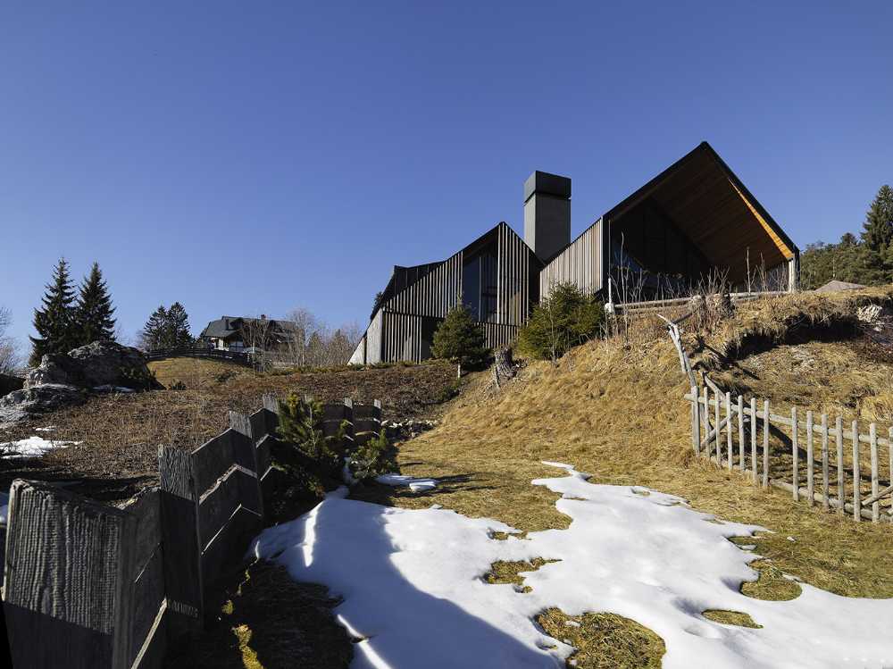 House among the Alps: a blend of contemporary architecture and local traditions