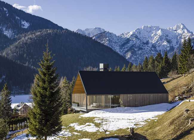 House among the Alps: a blend of contemporary architecture and local traditions