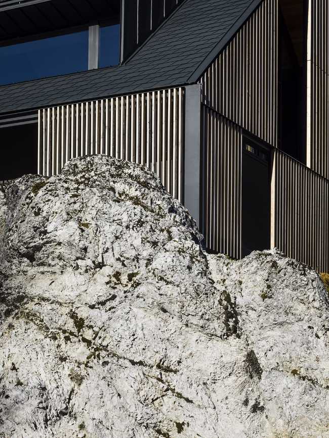 House among the Alps: a blend of contemporary architecture and local traditions