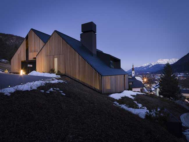 House among the Alps: a blend of contemporary architecture and local traditions