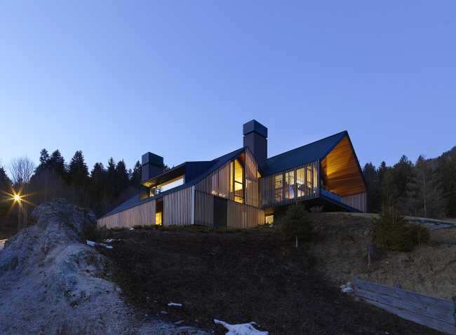 House among the Alps: a blend of contemporary architecture and local traditions