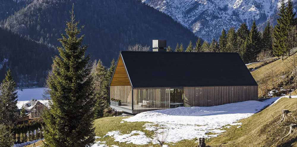 Maison parmi les Alpes : mariage entre architecture contemporaine et traditions locales