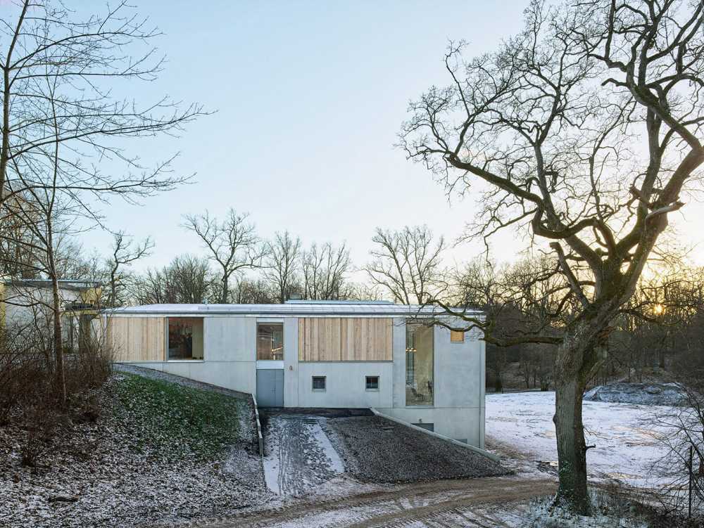 Building inserted in a slope