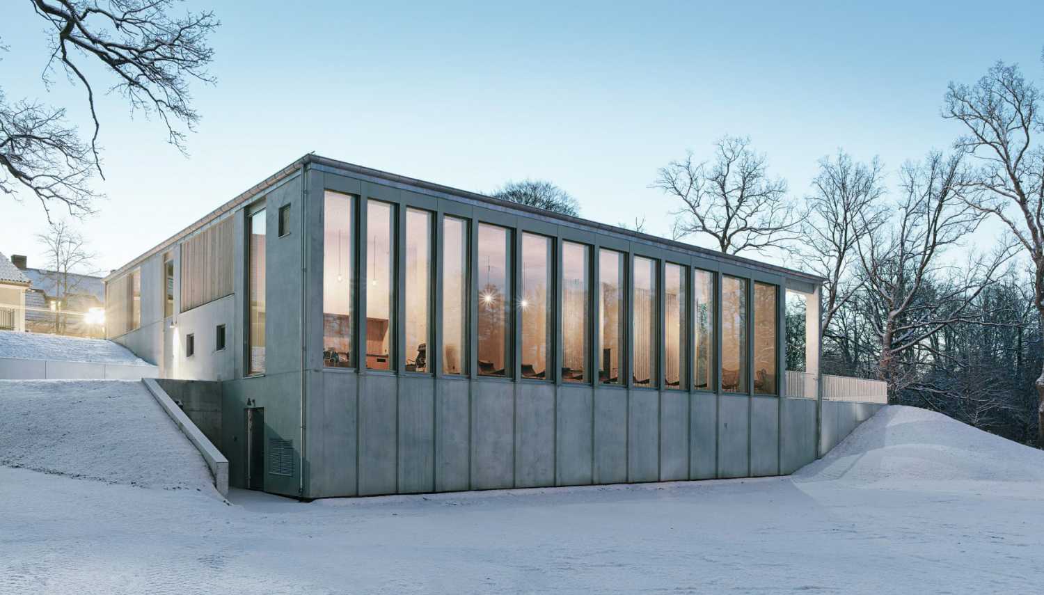 Edificio con un piano vetrato