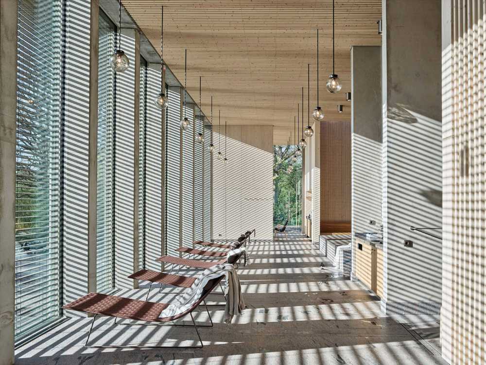 Building inserted in a slope