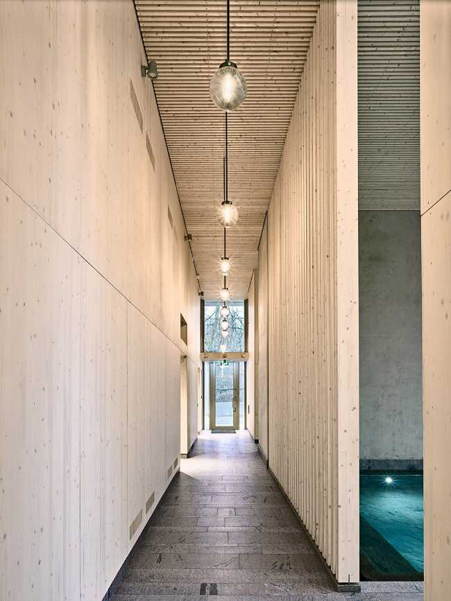 Pasillo de madera y luces colgadas