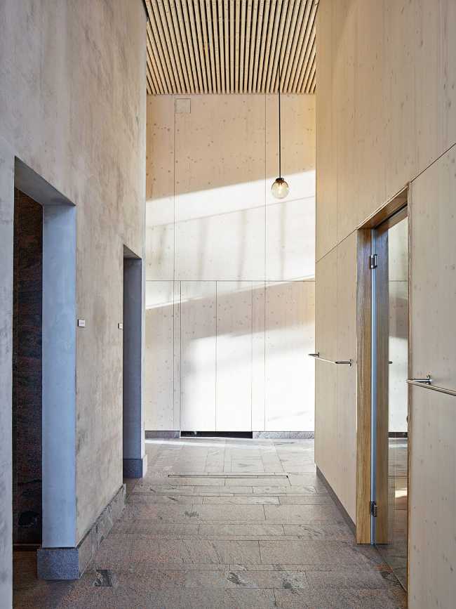 Pasillo revestido de madera