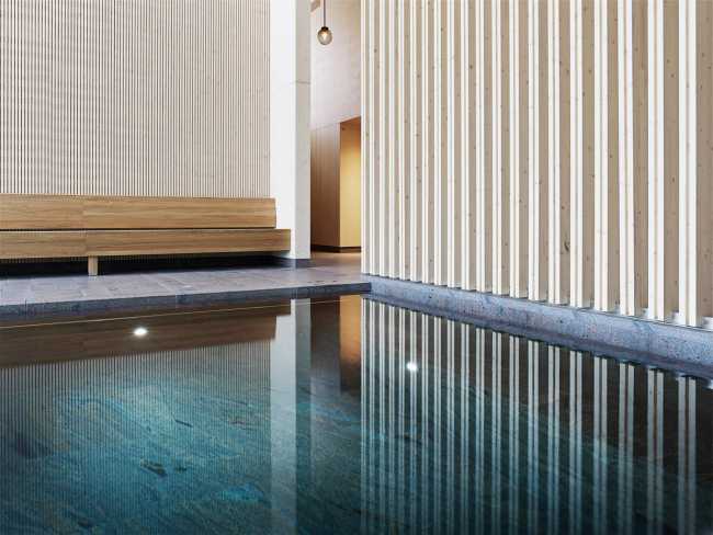 Hojas de madera reflejadas en el agua