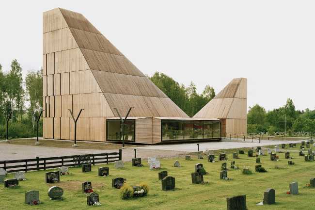 Église en bois aux formes contemporaines