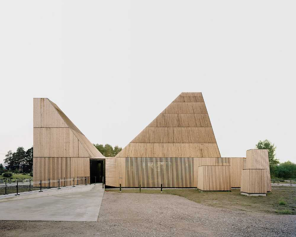 Église en bois aux formes contemporaines