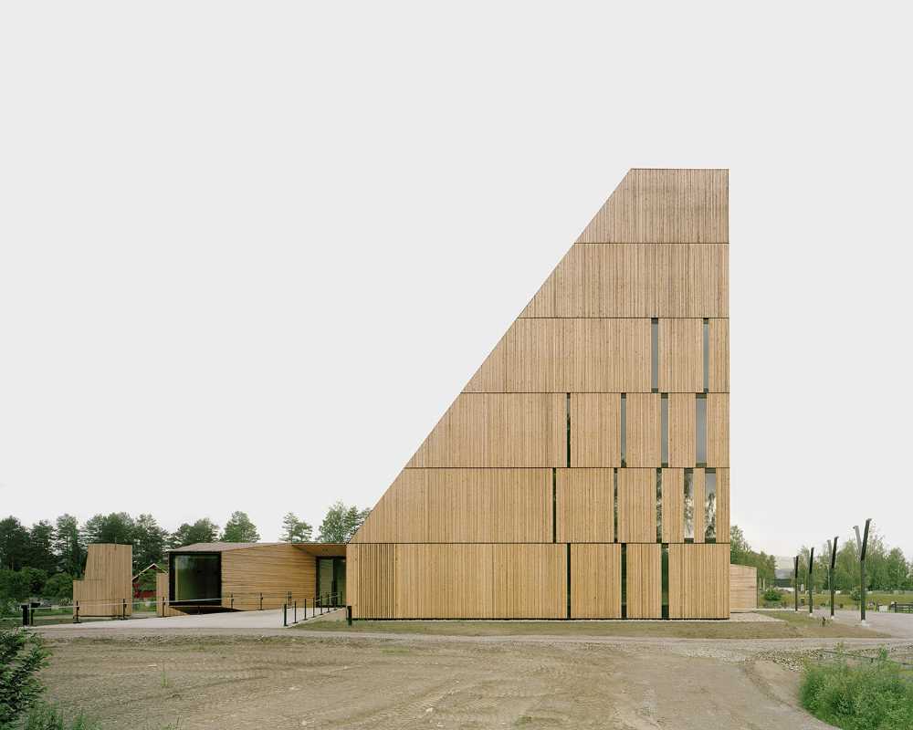Église en bois aux formes contemporaines
