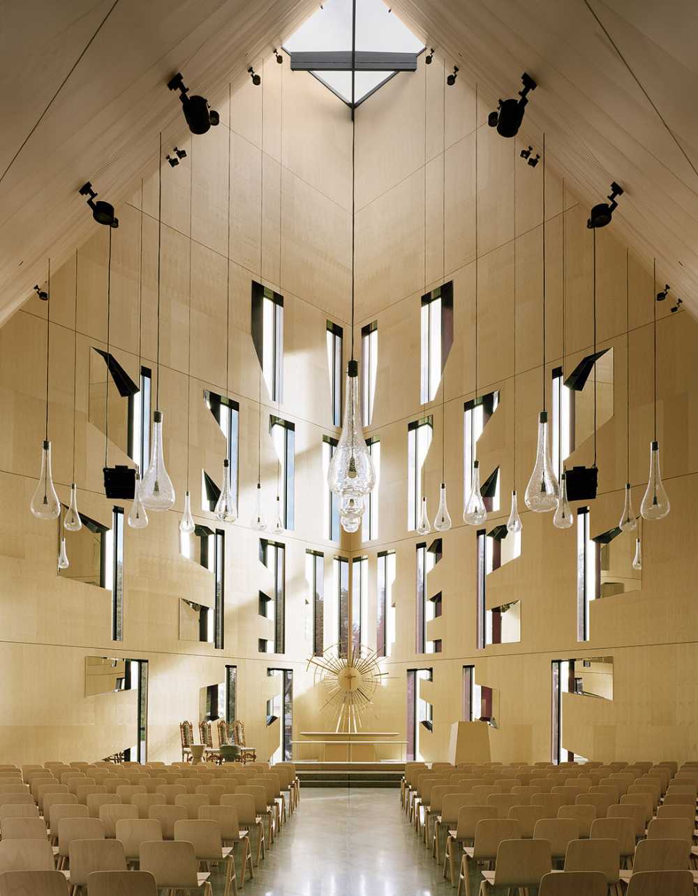 Église en bois aux formes contemporaines