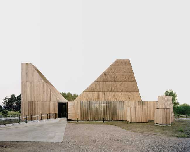 Église en bois aux formes contemporaines