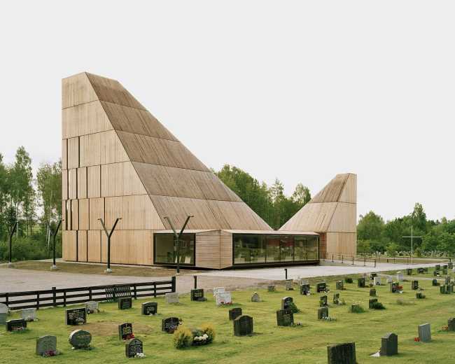 Église en bois aux formes contemporaines