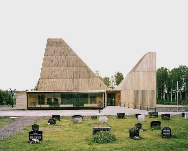 Église en bois dans un cimetière
